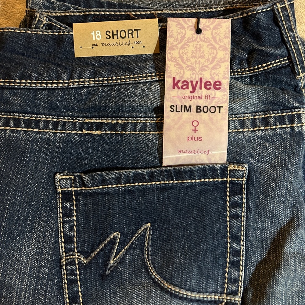 Maurices Women’s Kaylee Slim Bootcut Jeans NWT 18 Short